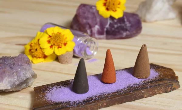 Kaya Kristalleri ve Çiçeklerle Taş Kırpma Üzerine Tütsü Konileri