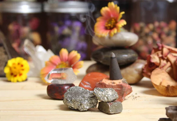 Çakra kristalleri ve çiçekleriyle Taş Kırpma Üzerine Tütsü Konisi