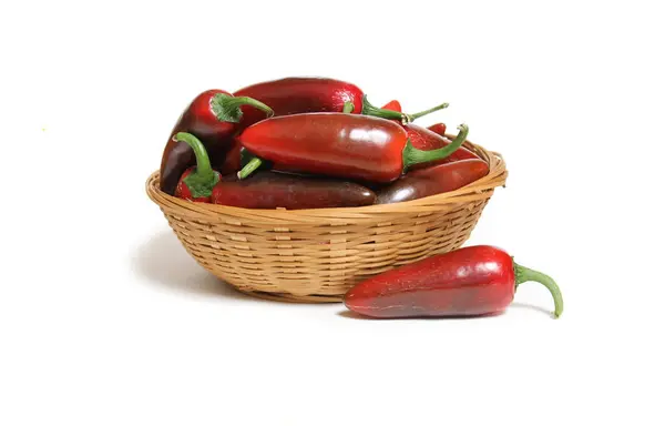 Pimientos Jalapeños Rojos Cesta Aislada Blanco — Foto de Stock