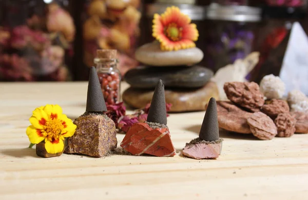 Tütsü Konileri ve Çöl Gülü Kayaları Arkaplanda Piramitle Meditasyon Masasında