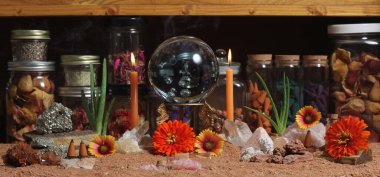 Avustralya Kırmızı Kum Meditasyon Sunağında Mumlu Kristal Top ve Çakra Taşları