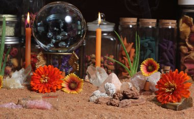 Avustralya Kırmızı Kum Meditasyon Sunağında Mumlu Kristal Top ve Çakra Taşları