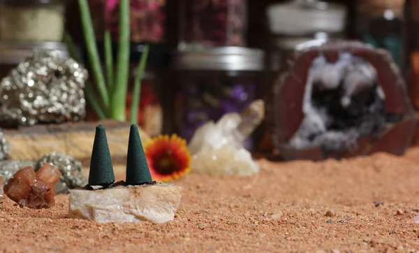 用芦荟植物和香果在澳大利亚红沙上的脉轮石 — 图库照片