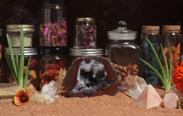 Avustralya Red Sand 'de Aloe Vera ve Çiçekleriyle Çakra Taşları. Meditasyon Sunağı