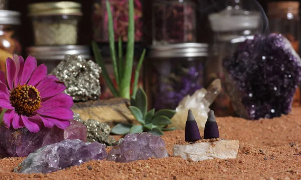 Cristalli Ametista Pietre Chakra Sulla Sabbia Rossa Australiana Altare Meditazione — Foto Stock
