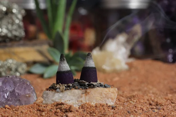 澳大利亚红沙上的紫水晶和脉轮石 默念祭坛 — 图库照片