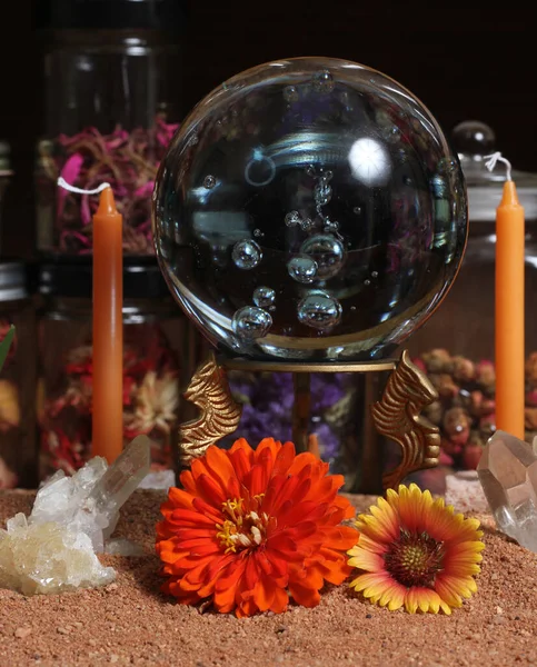 水晶球 花朵与蜡烛在冥想祭坛上的应用 — 图库照片