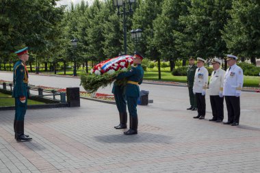 MOSCOW RUSSIA: 01072021 Deniz ve Nehir Filosu İşçi Bayramı. İskender bahçesindeki Meçhul Asker Mezarı 'ndaki denizcilerin anısına çelenk seremonisi. Çiçek taşıyan denizciler.