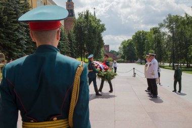 MOSCOW / RUSSIA: 01 / 07 / 2021 Sea and River Fleet 's Day. İskender bahçesindeki Meçhul Asker 'in Mezarı' nda çelenk seremonisi. Arkadan gelen genç asker, denizciler çiçek sunuyor.