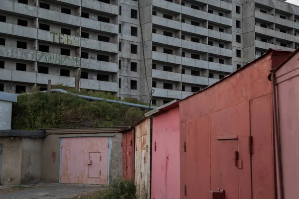 俄克拉荷马州Vladivostok 2021年9月3日一座废弃的 废弃的 未完成的 闹鬼的 有阳台的 我们爱你 位于前面的俄罗斯和红色旧车库的住宅建筑 — 图库照片