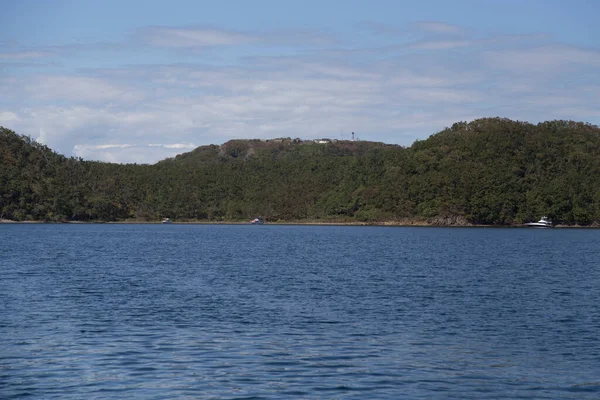 Dag Uitzicht Zee Groene Eilandjes Capes Een Wit Luxe Jacht — Stockfoto