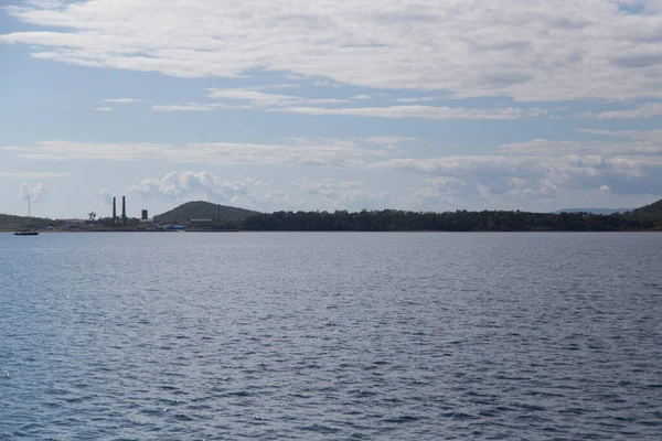 Widok Morze Wysepki Peleryny Białe Chmury Błękitne Niebo Porcie Novik — Zdjęcie stockowe