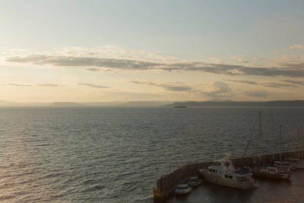 Pôr Sol Vista Mar Crepúsculo Navio Solitário Águas Calmas Uma — Fotografia de Stock