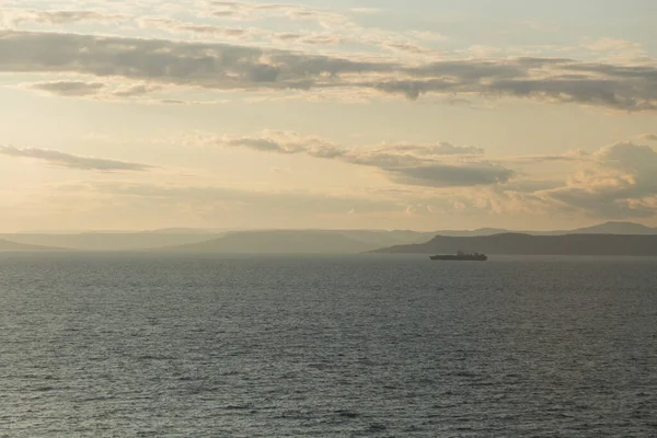 Pôr Sol Vista Mar Crepúsculo Barco Solitário Águas Calmas Com — Fotografia de Stock