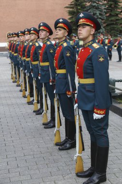 MOSCOW, RUSSIA 03.07.2021: Deniz ve Nehir Filosu İşçileri Günü. Preobrazhensky Can Kurtarma Alayı Denizcileri Bilinmeyen Asker 'in Mezarı' nın yanında sıra sıra dizildi. İskender bahçesi.