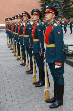 MOSCOW, RUSSIA 03.07.2021: Deniz ve Nehir Filosu İşçileri Günü. Preobrazhensky Can Kurtarma Alayı Denizcileri Bilinmeyen Asker 'in Mezarı' nın yanında sıra sıra dizildi. İskender bahçesi.