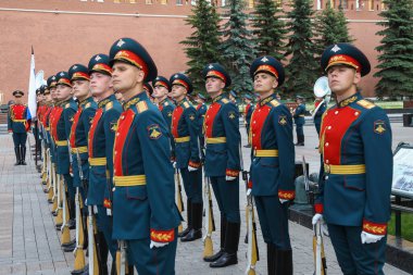 MOSCOW, RUSSIA 03.07.2021: Deniz ve Nehir Filosu İşçileri Günü. Preobrazhensky Can Kurtarma Alayı Denizcileri Bilinmeyen Asker 'in Mezarı' nın yanında sıra sıra dizildi. İskender bahçesi.
