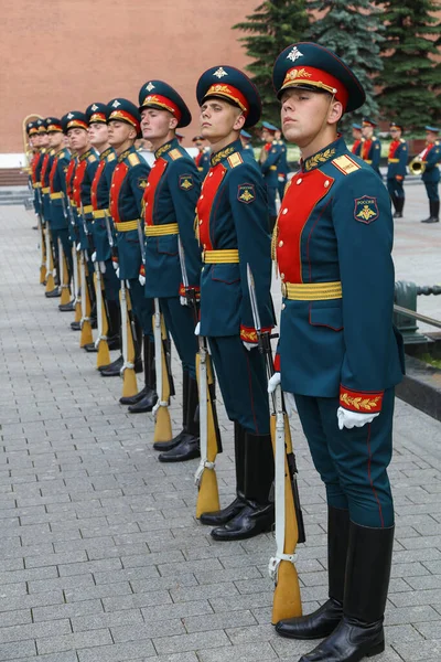 MOSCOW, RUSSIA 03.07.2021: Deniz ve Nehir Filosu İşçileri Günü. Preobrazhensky Can Kurtarma Alayı Denizcileri Bilinmeyen Asker 'in Mezarı' nın yanında sıra sıra dizildi. İskender bahçesi.