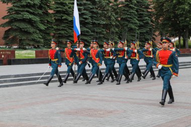 MOSCOW, RUSSIA 03.07.2021: Deniz ve Nehir Filosu İşçileri Günü. Preobrazhensky Cankurtaranları Alay Denizcileri Ebedi Alev 'in yanında yürüyen Bilinmeyen Asker Mezarı, İskender bahçesi.