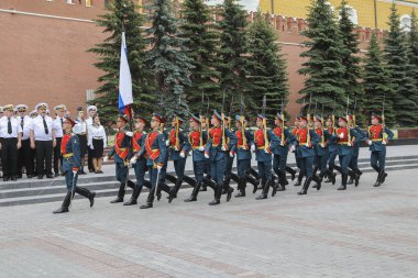 MOSCOW, RUSSIA 03.07.2021: Deniz ve Nehir Filosu İşçileri Günü. Preobrazhensky Cankurtaranları Alay Denizcileri Ebedi Alev 'in yanında yürüyen Bilinmeyen Asker Mezarı, İskender bahçesi.