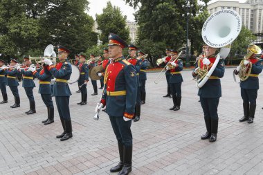 MOSCOW, RUSSIA 03.07.2021: Deniz ve Nehir Filosu İşçileri Günü. Preobrazhensky Can Kurtarma Alayı Denizciler Orkestra müzisyenleri İskender 'in bahçesinde sıraya dizildi..