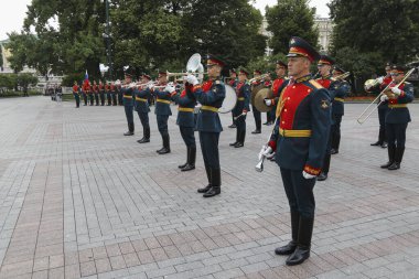 MOSCOW, RUSSIA 03.07.2021: Deniz ve Nehir Filosu İşçileri Günü. Preobrazhensky Can Kurtarma Alayı Denizciler Orkestra müzisyenleri İskender 'in bahçesinde sıraya dizildi..
