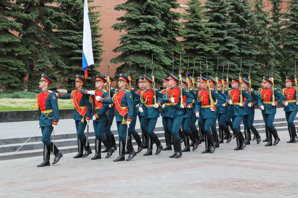 Moscow Russia 2021 Sea River Fleet Workers Day 亚历山大花园无名战士墓前的永恒之火行军前奥贝拉申斯基救生员团 — 图库照片