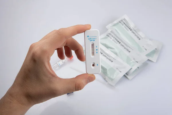 Solda, solda, solda, solda, solda ve solda antijen koronavirüs covid-19 pandemik test örneğinin izole edilmiş hali.