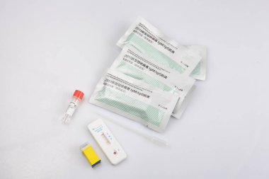 Negatif bir sonucun izole edilmiş görüntüsü hızlı bir şekilde antijen antikor koronavirüs covid-19 pandemik test örneği, kan koleksiyoncusu pastet, karaciğer tüpü, solüsyon, beyaz arka plandaki paketler.