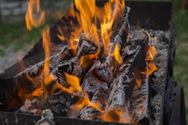 ... odun parçalarını, odun parçalarını, kömürü ve külleri, eski bir Brezilya şarabında sıcak portakallarda yakarak yakın çekim yapın.