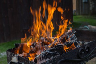 ... odun parçalarını, odun parçalarını, kömürü ve külleri, eski bir Brezilya şarabında sıcak portakallarda yakarak yakın çekim yapın.