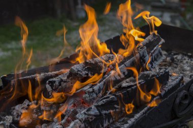 ... odun parçalarını, odun parçalarını, kömürü ve külleri, eski bir Brezilya şarabında sıcak portakallarda yakarak yakın çekim yapın.