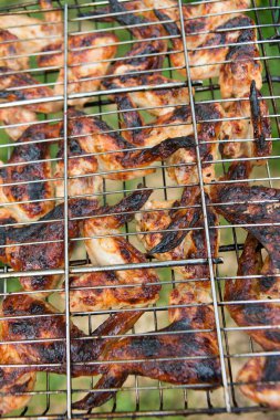 bbq tavuk kanatları ızgara ızgara ızgara ızgara ızgara ızgara ızgara ve ateşte pişirme ve bir barbekü brazier duman