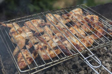 bbq tavuk kanatları ızgara ızgara ızgara ızgara ızgara ızgara ızgara ve ateşte pişirme ve bir barbekü brazier duman