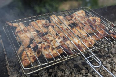 bbq tavuk kanatları ızgara ızgara ızgara ızgara ızgara ızgara ızgara ve ateşte pişirme ve bir barbekü brazier duman