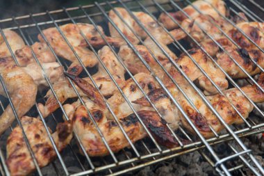 bbq tavuk kanatları ızgara ızgara ızgara ızgara ızgara ızgara ızgara ve ateşte pişirme ve bir barbekü brazier duman