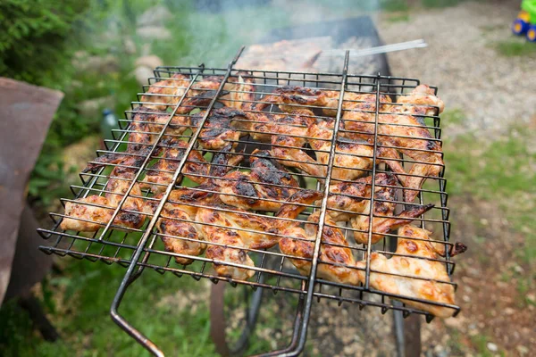 Barbacoa Alas Pollo Una Parrilla Canasta Asado Cocinar Fuego Humo — Foto de Stock