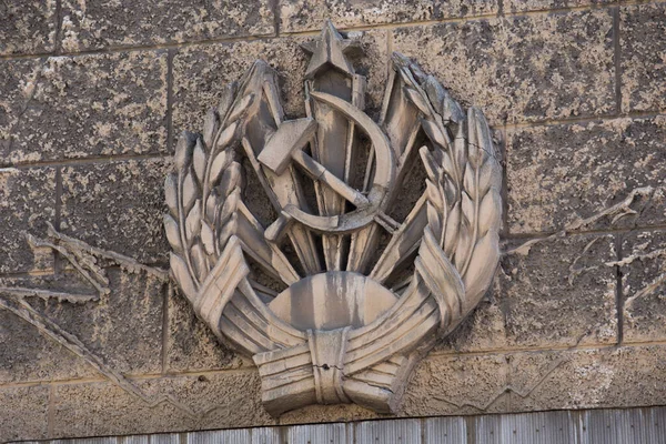Martelo Foice Com Orelhas Símbolo Emblema Soviético Trigo Esculpido Baixo — Fotografia de Stock