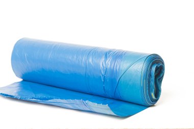 mavi plastik tek kullanımlık çöp torbaları beyaz arkaplan görünümünde izole edilmiş