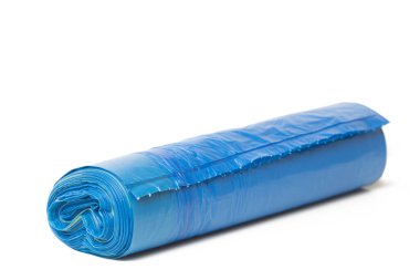 mavi plastik tek kullanımlık çöp torbaları beyaz arkaplan görünümünde izole edilmiş