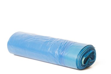 mavi plastik tek kullanımlık çöp torbaları beyaz arkaplan görünümünde izole edilmiş