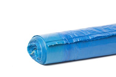 mavi plastik tek kullanımlık çöp torbaları beyaz arkaplan görünümünde izole edilmiş