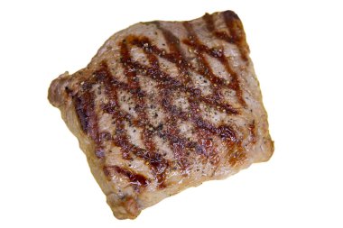 Izgara ızgara ızgaralı biftek ve beyaz arka plan manzaralı siyah biber.