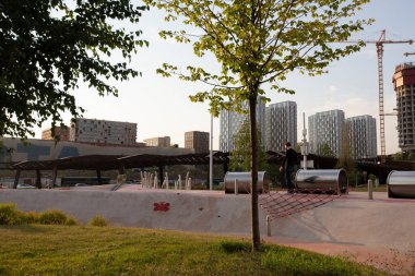 Moskova, Rusya - 08.08.2021. Çocuk parkında kaykay kasesi, tüpler, ağ, pergola, güzel çimenler ve ağaçlar. Tyufeleva Roshcha şehir parkı, Zilart. ! melk peyzaj mimarisi şehir tasarımı