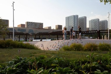 Moskova, Rusya - 08.08.2021. Çocuk parkında kaykay kasesi, tüpler, ağ, pergola, güzel çimenler ve ağaçlar. Tyufeleva Roshcha şehir parkı, Zilart. ! melk peyzaj mimarisi şehir tasarımı