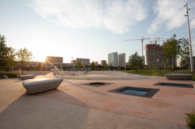 Moskova, Rusya - 08.08.2021. Kaykay beşiği, kum havuzu, trambolinleri, kaydırak, üçgen bankları olan çocuklar için oyun alanı. Tyufeleva Roshcha Parkı, Zilart. ! melk peyzaj mimarisi şehir tasarımı