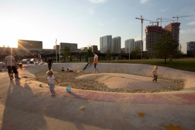 Moskova, Rusya - 08.08.2021. Kaykay pisti, kum havuzu, tüpler, kaydırak, pergola, binalar. Tyufeleva Roshcha Parkı, Zilart. ! melk peyzaj mimarisi şehir tasarımı