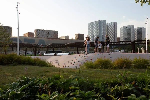 Moskova, Rusya - 08.08.2021. Çocuk parkında kaykay kasesi, tüpler, ağ, pergola, güzel çimenler ve ağaçlar. Tyufeleva Roshcha şehir parkı, Zilart. ! melk peyzaj mimarisi şehir tasarımı