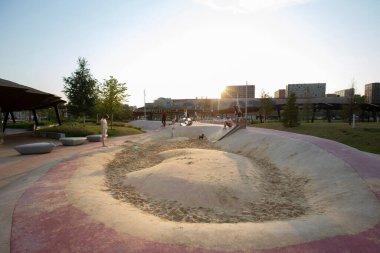 Moskova, Rusya - 08.08.2021. Kaykay pisti, kum havuzu, tüpler, kaydırak, pergola, binalar. Tyufeleva Roshcha Parkı, Zilart. ! melk peyzaj mimarisi şehir tasarımı