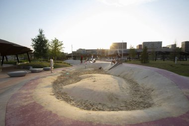 Moskova, Rusya - 08.08.2021. Kaykay pisti, kum havuzu, tüpler, kaydırak, pergola, binalar. Tyufeleva Roshcha Parkı, Zilart. ! melk peyzaj mimarisi şehir tasarımı
